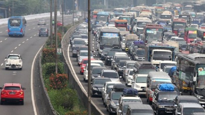 Macet Panjang di Tol Jakarta-Cikampek saat Lebaran Hari Pertama