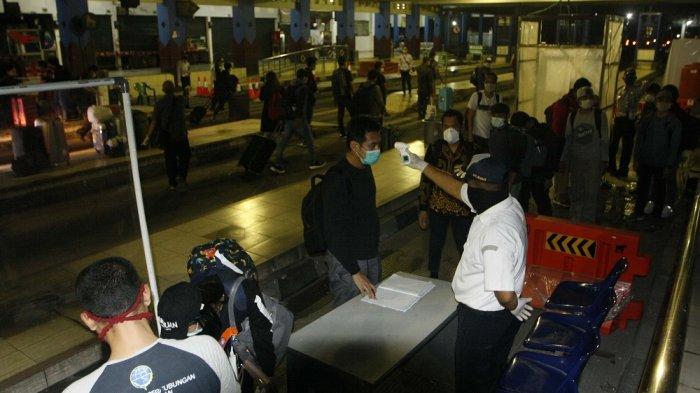 Sejumlah Pekerja Migran Indonesia (PMI) mengikuti pemeriksaan kesehatan saat tiba di terminal Giwangan, kota Yogyakarta, jumat (8/5/2020) Puluhan PMI dari beberapa negara yang sebelumnya telah menjalani karantina di Jakarta dipulangkaan ke sejumlah daerah melalui terminal Giwangan yang sebelumnya melakukan perjalanan menggunakan sejumlah bus dari Jakarta. 