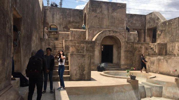 Suasana Situs Warungboto di akhir pekan. Beberapa wisatawan terlihat berfoto ria di sudut sudut situs yang dianggap menarik. 