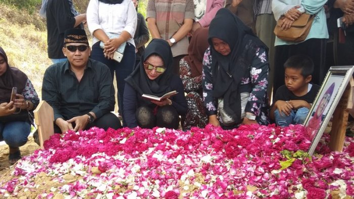 Datangi Makam Ibunda, Roro Fitria Bawa Bunga dari Jakarta