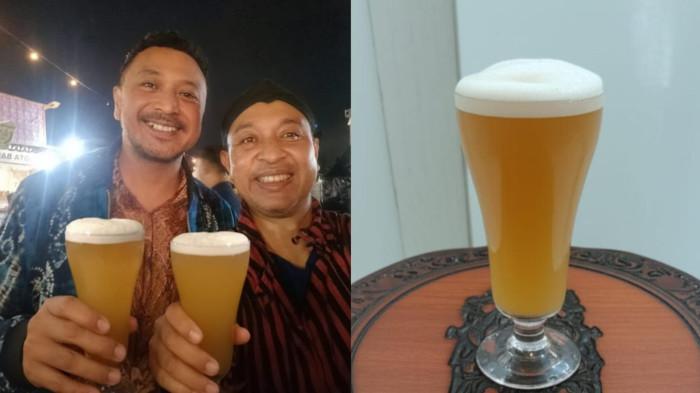 COBA MINUMAN - Giring Nidji (kiri) saat mencoba minuman tradisional non-alkohol Bir Jawa buatan Andri (kanan)