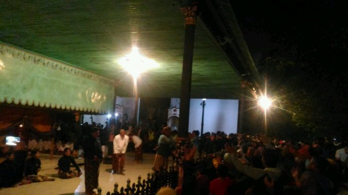 Gamelan Kanjeng Kyai Nagawilaga dan Kanjeng Kyai Guntur Madu Ditabuh di Bangsal Ponconiti