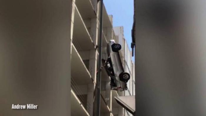 NEWS VIDEO : Wuih, Pria Ini Selamat dari Maut Setelah Mobilnya Jatuh dari Lantai Sembilan