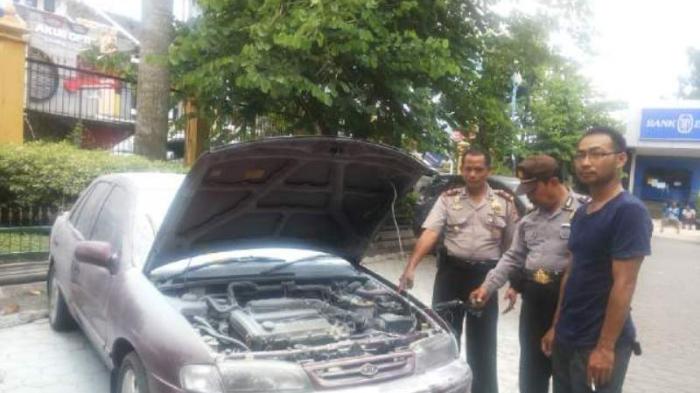 Mobil Terbakar di Parkiran Pasty