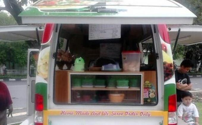 Mobil Resto, Tempat Sarapan Unik di Kridosono