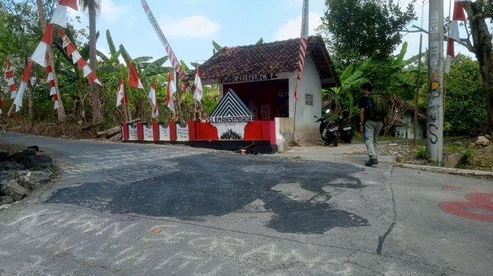KECEWA: Mural one piece yang berada di depan pos ronda RT 02, Temuwuh Kidul Balecatur Gamping dihapus. Setelah mural dihapus di seputar lokasi kini muncul graffiti kekecewaan. Foto diambil Jumat (8/8/2025)