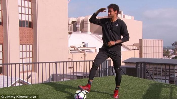 VIDEO: Wuih! Neymar Cetak Gol di Gawang Atas Gedung