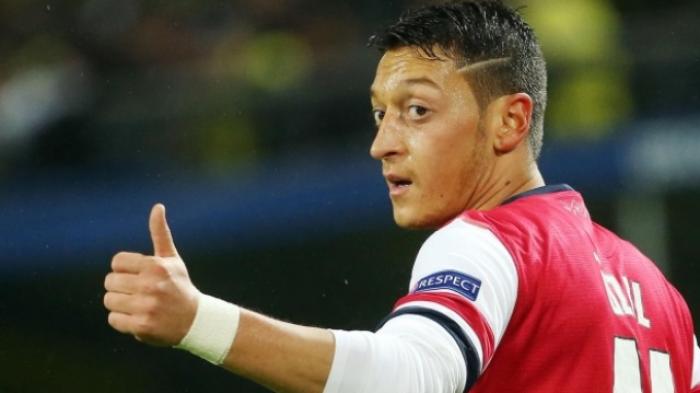 Penuhi Permintaan Fans Cilik Arsenal, Mezut Oezil Berikan Kaosnya