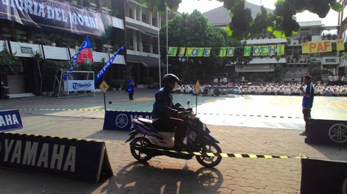 Suporter Muhi Bentangkan Dua Spanduk Raksasa