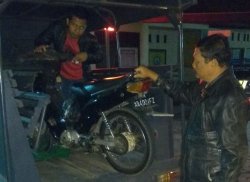 Panik Dikejar Warga, Pencuri Gabah Tinggalkan Motor dan Gabah Curiannya di Jalan