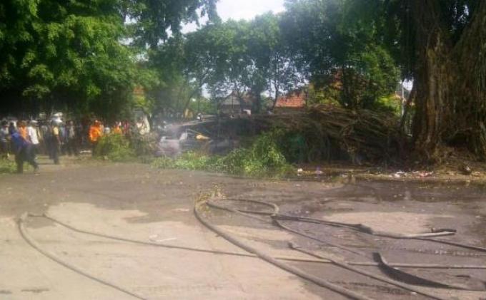 Dua Orang Berhasil Diselamatkan Sebelum Mobil Terbakar Hebat