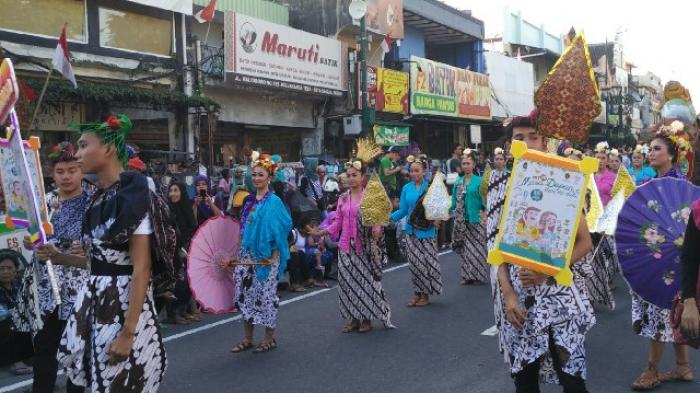 Ribuan Warga Yogya Antusias Saksikan Pawai Jalanan FKY di Malioboro