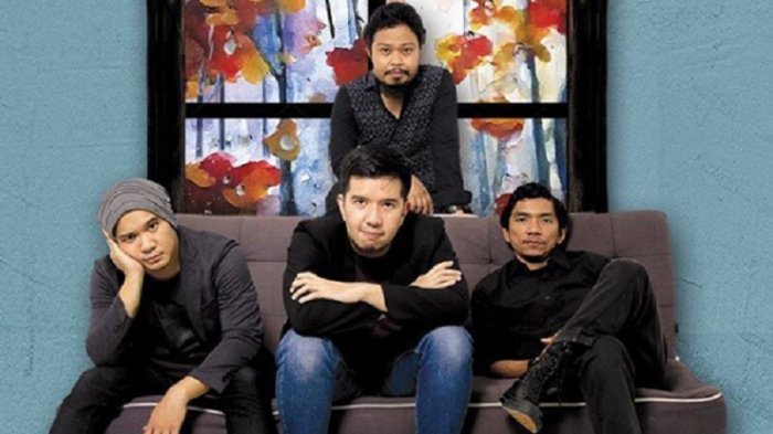 Lirik Lagu Di Atas Meja Payung Teduh, Mengapa takut pada lara Sementara semua rasa bisa kita cipta