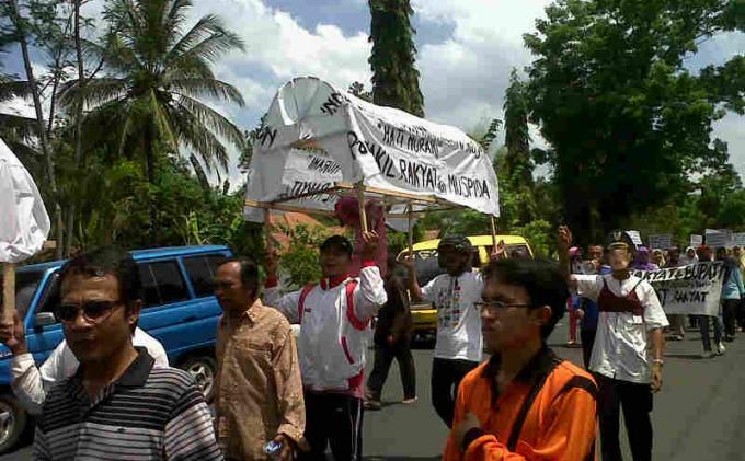Pedagang Pasar Baledono Demo dengan Mengarak Keranda