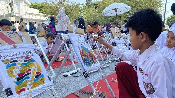 Kenalkan Budaya Sejak Dini, Puluhan Pelajar SD di Jogja Diajak Membatik di Pedestrian Malioboro