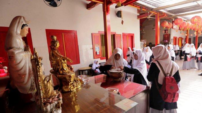 Datang ke Klenteng, Jalin Silaturahmi Tanpa Meninggalkan Kepercayaan