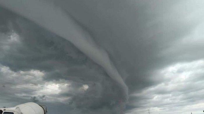 Penampakan Awan Arcus di Atas Bandara YIA, Begini Penjelasan Kepala Stasiun Meteorologi Yogyakarta