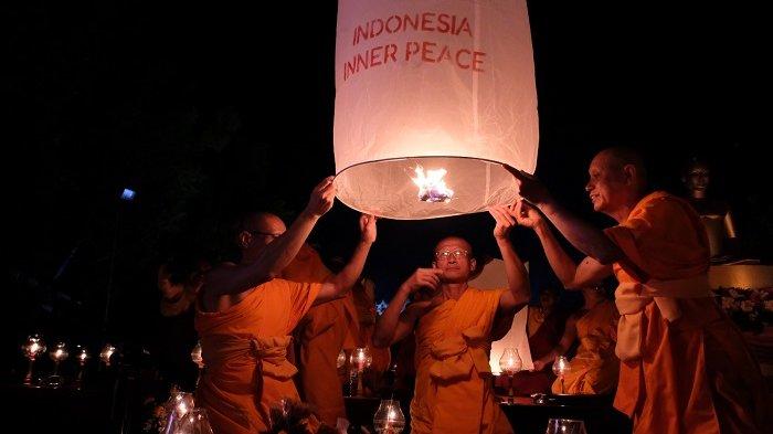 Pelepasan lampion di Candi Borobudur, pada Minggu malam.