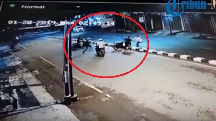 Pengendara Motor Lompati Pembatas Jalan dan Lempari Sekawanan Perampok yang Beraksi Dini Hari