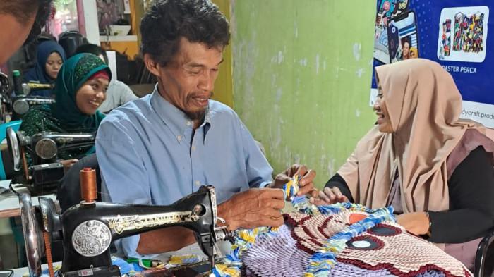 Irma Suryati (kanan), pengusaha perempuan penyandang disabilitas pengusaha produk kreatif dari kain perca seperti keset, tas, hingga daster. Ia turut memberdayakan sesama disabilitas untuk bekerja