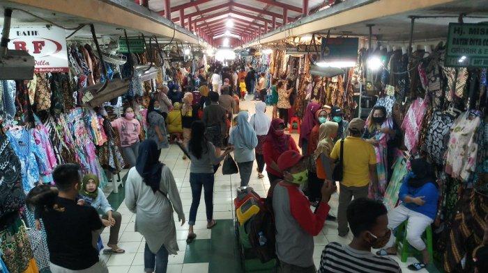 Penjualan Baju Batik di Pasar Beringharjo Mulai Menggeliat