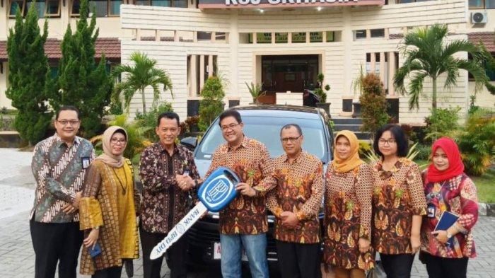 Bank BPD DIY Berikan Mobil kepada RS Jiwa Ghrasia Berkat Tabungan Sutera Istimewa