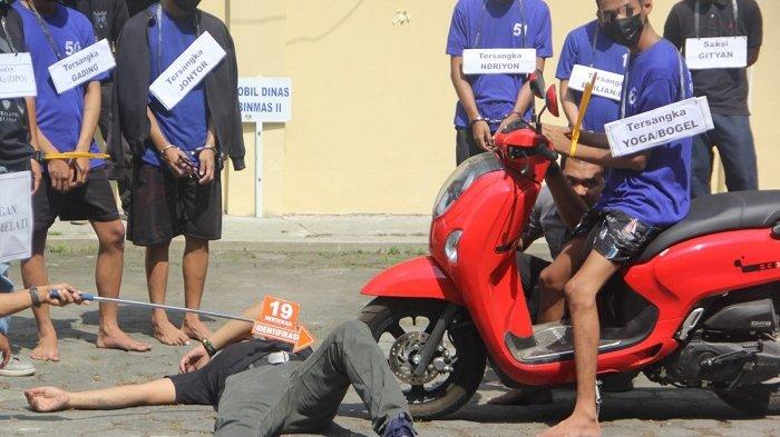 LINDAS MOTOR: Tersangka sedang memperagakan reka ulang kejadian penganiayaan berujung menewaskan seorang pelajar laki-laki bernama Ilham Dwi Saputra (16), di Mapolres Bantul, Selasa (12/5/2026).