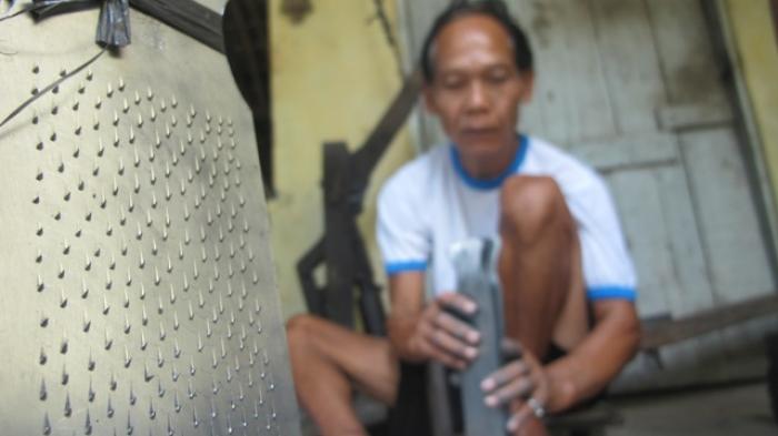 Kembang-kempis Perajin Parut Tradisional