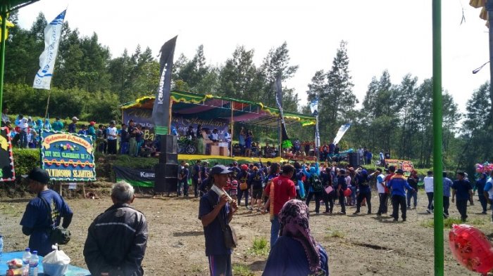 Asiknya Senam, Berjoget dan Tanam Pohon di Lereng Gunung Merapi