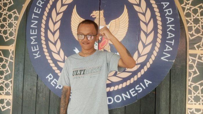 BEBAS - Aktivis BEM Universitas Negeri Yogyakarta (UNY), Perdana Arie, akhirnya menghirup udara bebas setelah putusan Majelis Hakim Pengadilan Negeri Sleman memvonis hukuman penjara 5 bulan, 3 hari. (Tribun Jogja/Ahmad Syarifudin)