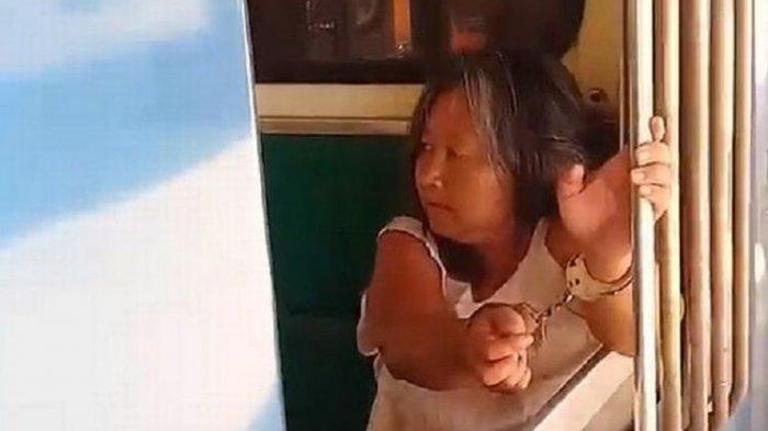 Edan! Ogah Pakai Masker Lalu Meludahi Penumpang dan Polisi, Wanita Ini Diborgol di Kereta