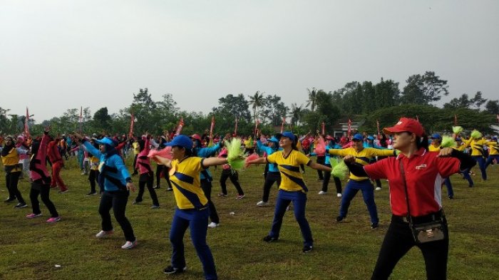 Pererat Tali Silaturahmi, Ribuan Warga Desa Wedomartani Ikut Senam Massal
