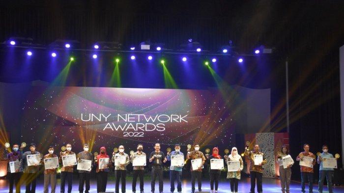 Perkuat Sinergi Pentaheliks, UNY Berikan Penghargaan ke Sejumlah Instansi dan Perusahaan