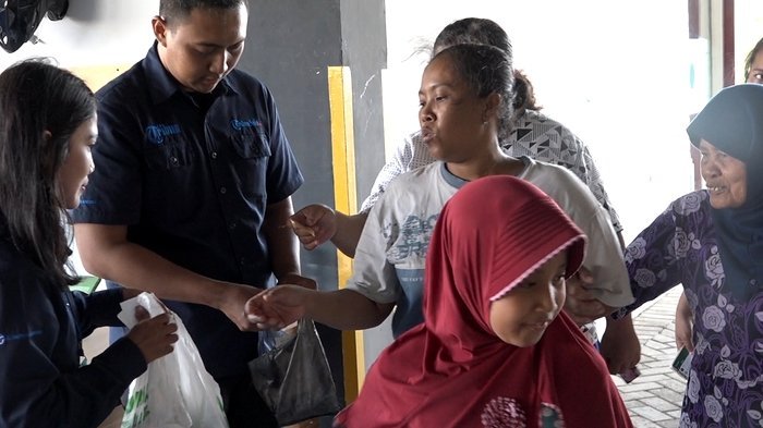 Tribun Solo Bagikan 700 Paket Daging Sapi Kurban PT Bintang Toedjoe kepada Warga