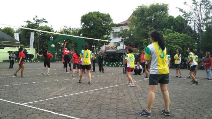 Tim Voly Putri Hotel Santika Kalahkan Tim Voly Putri Gramedia Amplas