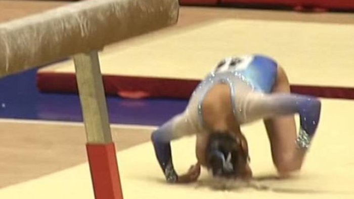 Lakukan Lompatan yang Cukup Rumit, Pesenam Muda Ini Justru Mendarat Tepat di Kepalanya