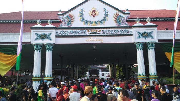 BREAKINGNEWS: Peserta Nitilaku Berkumpul di Keraton