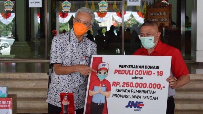 Presdir JNE Serahkan Donasi 250 Juta untuk Penanganan COVID-19