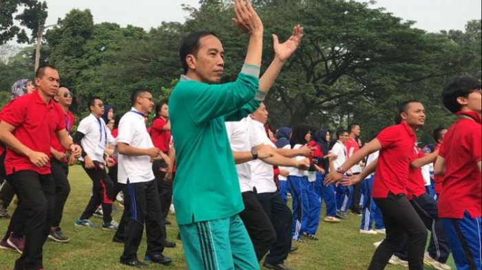 Jokowi Ikut Senam di Barisan Belakang Diapit Menkopolhukam dan Giring 'Nidji'