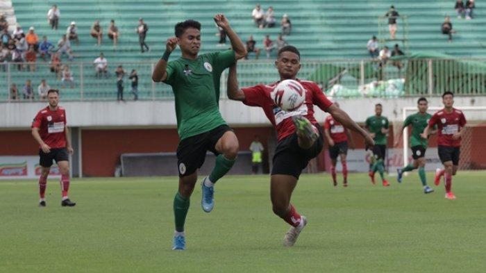 Winger PSS Sleman, Irkham Zahrul Mila berebut bola dengan pemain Persipura Jayapura pada uji tanding di Stadion Maguwoharjo, Sleman, Sabtu (22/2/2020).