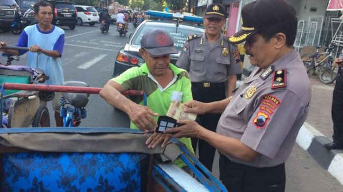 Kapolsek Razia Dompet Tukang Becak, Bila Ketemu Dompet Kempes Langsung Diisi Duit