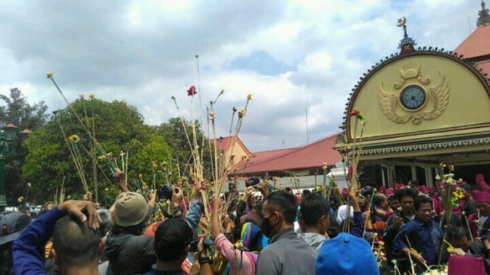 Terik Matahari Tak Surutkan Antusias Warga Berebut Gunungan Garebeg Besar