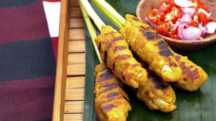 SATE LILIT KOTAGEDE - Berbeda dari sate lilit Bali, sate lilit Kotagede menggunakan daging sapi dengan bumbu kecap khas yang telah ada sejak 1947.