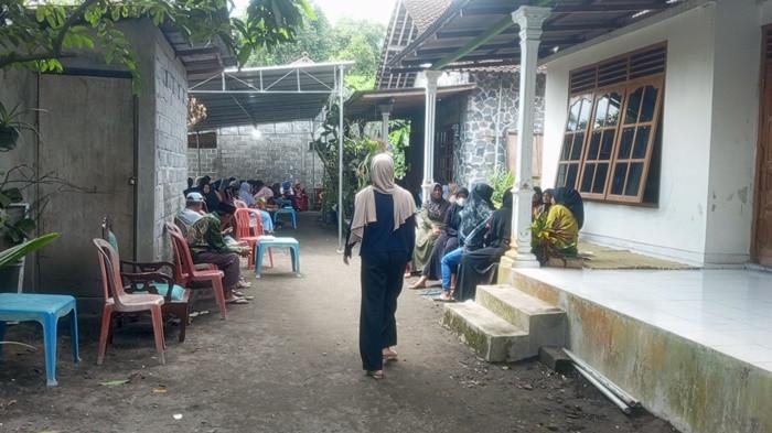 KORBAN KECELAKAAN - Suasana di rumah duka, korban kecelakaan maut Bus PO Cahaya Trans, di Kebur Lor, Argomulyo, Cangkringan, Sleman, Senin (22/12/2025)