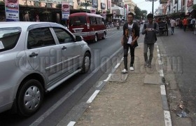 Mengoreksi Keberadaan Rumput di Jalan Malioboro