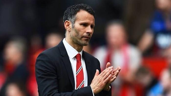 Ryan Giggs ketika melatih Manchester United.
