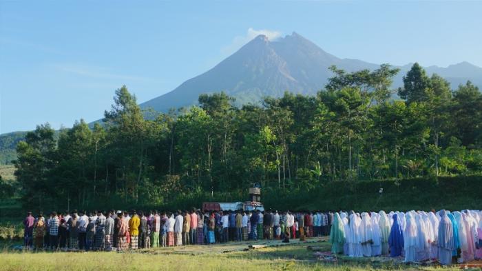 Warga Lereng Merapi Penuhi Lapangan Instiper Laksanakan Salat Ied