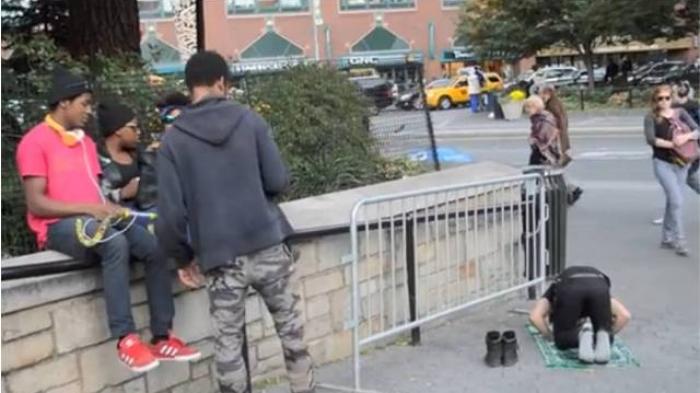Begini Reaksi Warga New York Saat Ada Orang Asing Salat di Tempat Umum