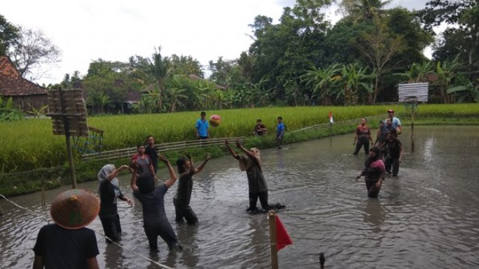 Sambut Kemerdekaan Indonesia, Ibu-ibu Dusun Tembi Lomba Bola Basket Lumpur