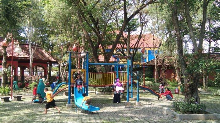 Sejumlah anak-anak bermain di wahana seluncuran di Taman Lampion Klaten, Minggu (30/5/2021).
